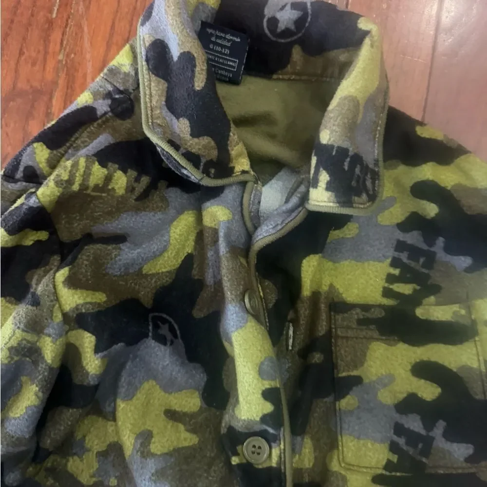 Boys button up camo pajamas set size large